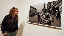 Tenkrát na Východě. Výstava, která veřejnosti zprostředkovává díla známých i neznámých dokumentárních fotografů z období 1948 – 1989, potrvá v prostorách Domu U Kamenného zvonu až do 3. ledna příštího roku.