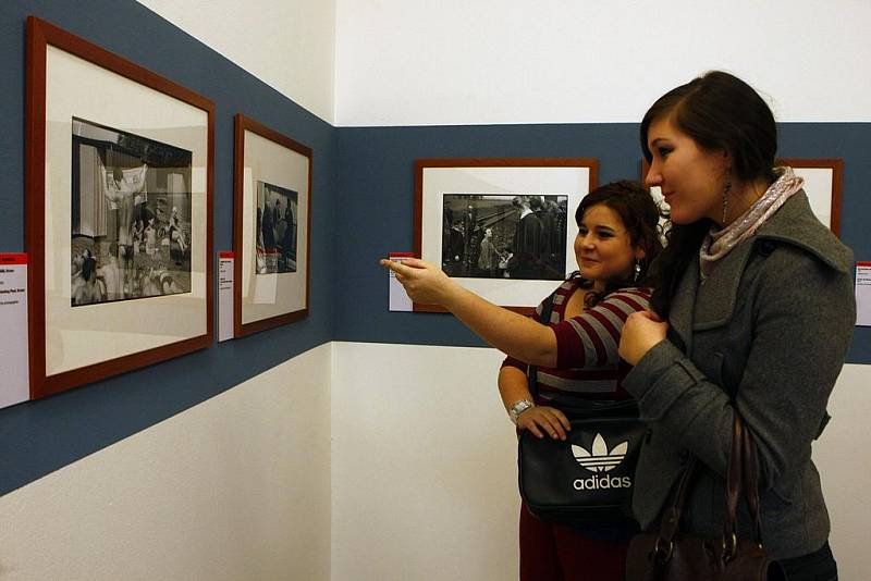 Tenkrát na Východě. Výstava, která veřejnosti zprostředkovává díla známých i neznámých dokumentárních fotografů z období 1948 – 1989, potrvá v prostorách Domu U Kamenného zvonu až do 3. ledna příštího roku.