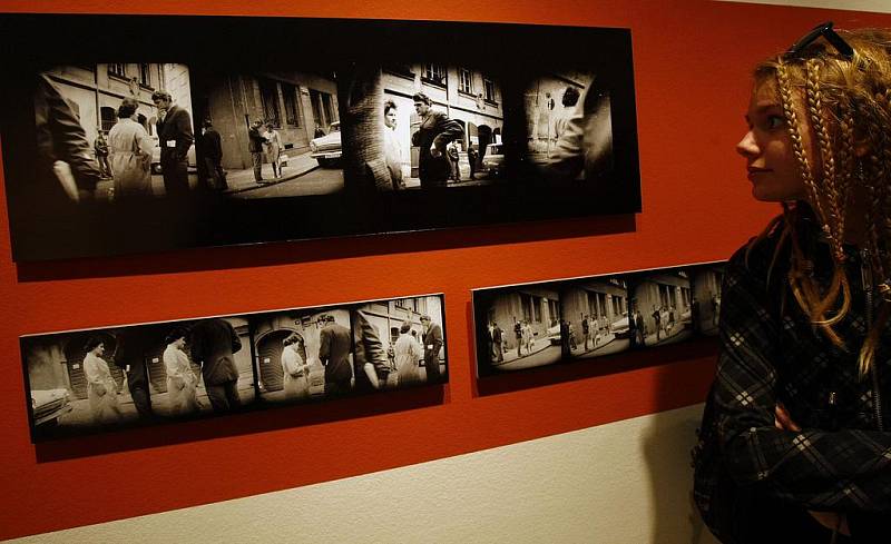 Tenkrát na Východě. Výstava, která veřejnosti zprostředkovává díla známých i neznámých dokumentárních fotografů z období 1948 – 1989, potrvá v prostorách Domu U Kamenného zvonu až do 3. ledna příštího roku.