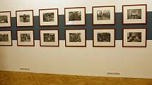 Tenkrát na Východě. Výstava, která veřejnosti zprostředkovává díla známých i neznámých dokumentárních fotografů z období 1948 – 1989, potrvá v prostorách Domu U Kamenného zvonu až do 3. ledna příštího roku.