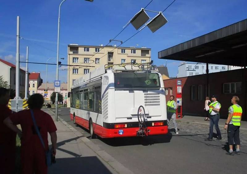 Pražský dopravní podnik má vlastní trolejbus, 15 let starý 24Tr koupil z Plzně.