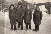 Vasyl Lesysin s kamarády z Lotysska v Ust-Sisi, zima 1952 nebo 1953.