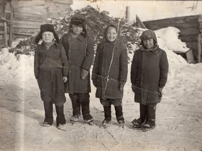 Vasyl Lesysin s kamarády z Lotysska v Ust-Sisi, zima 1952 nebo 1953.