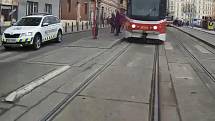 Pražská policie zadržela v tramvaji ozbrojeného muže.