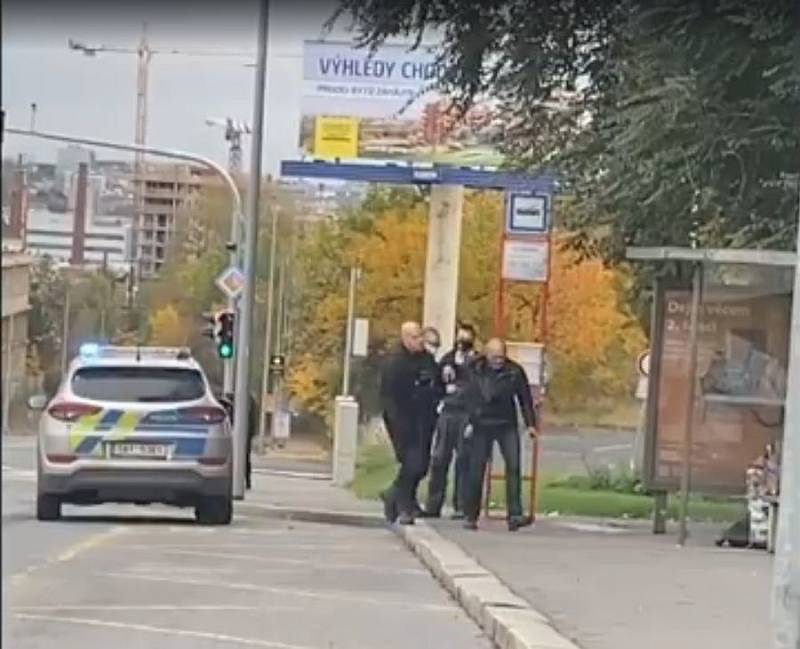 Agresivní zákrok policisty proti muži bez roušky.