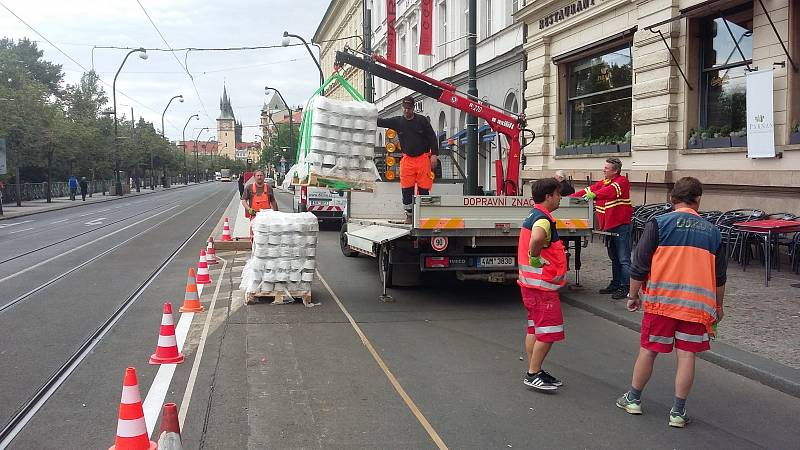 Kritizované černo-žluté citybloky nahradily na Smetanově nábřeží květináče.