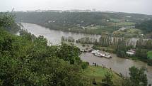 Povodně z roku 2002 v Praze. Lidé sledují 13. srpna stoupají hladinu Vltavy.