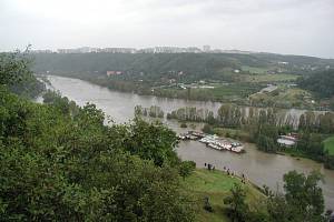Povodně z roku 2002 v Praze. Lidé sledují 13. srpna stoupají hladinu Vltavy