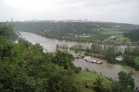 Povodně z roku 2002 v Praze. Lidé sledují 13. srpna stoupají hladinu Vltavy