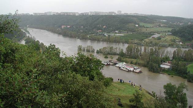 Povodně z roku 2002 v Praze. Lidé sledují 13. srpna stoupají hladinu Vltavy