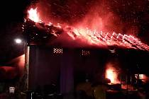 Středočeští hasiči zasahovali ve čtvrtek 26. října ve 20 hodin u požáru stodoly ve Strančicích na Praze-východ.