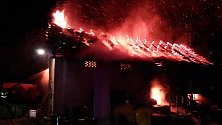 Středočeští hasiči zasahovali ve čtvrtek 26. října ve 20 hodin u požáru stodoly ve Strančicích na Praze-východ.