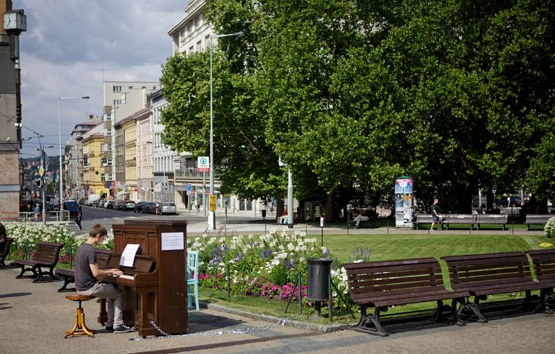 Pražský kavárník Ondřej Kobza začal od 13. srpna umisťovat do centra Prahy piana, aby si na ně mohl kdokoliv zahrát. 