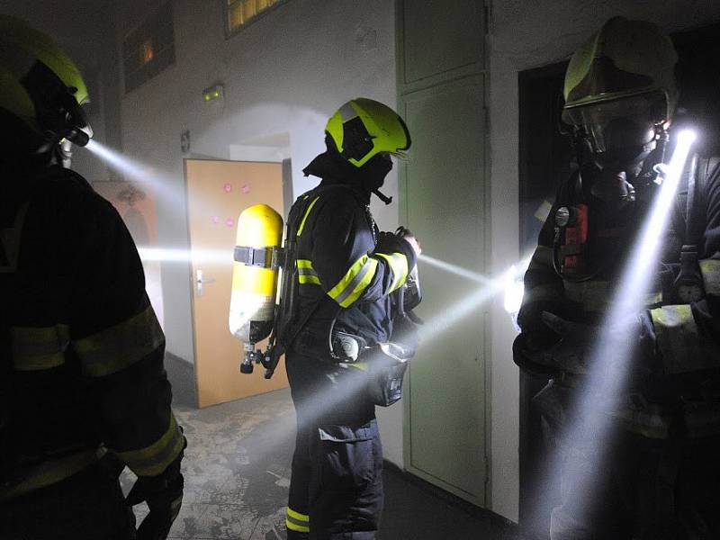 Pražští hasiči v noci ze středu na čtvrtek řešili požár vybydleného objektu i ubytovny, z níž evakuvali stovky osob.