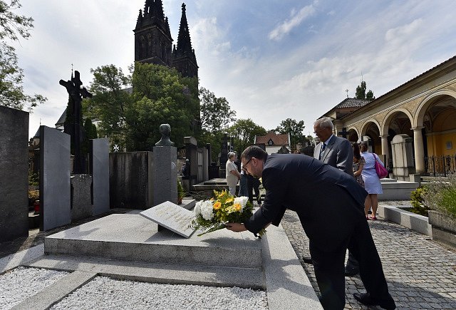 Ředitel Národního muzea Michal Lukeš položil květinu k opravenému hrobu  architekta Josefa Schulze.