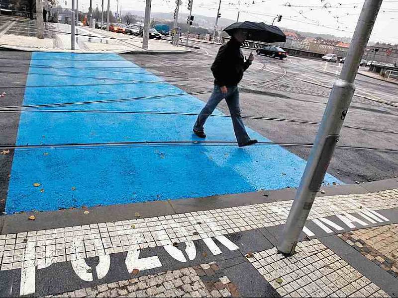 NEOBVYKLÉ ZNAČENÍ. Modrý pruh na přechodu nově opraveného Palackého náměstí chce chodce důrazně upozornit na to, že přednost má tramvaj.