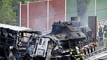 Při nehodě autobusu a kamionu s návěsem na Pražském okruhu došlo k velkému požáru a zemřel člověk.