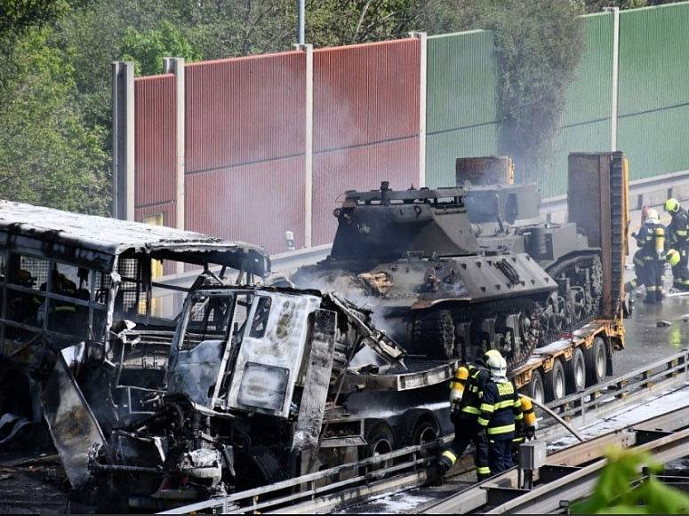 Při nehodě autobusu a kamionu s návěsem na Pražském okruhu došlo k velkému požáru a zemřel člověk.