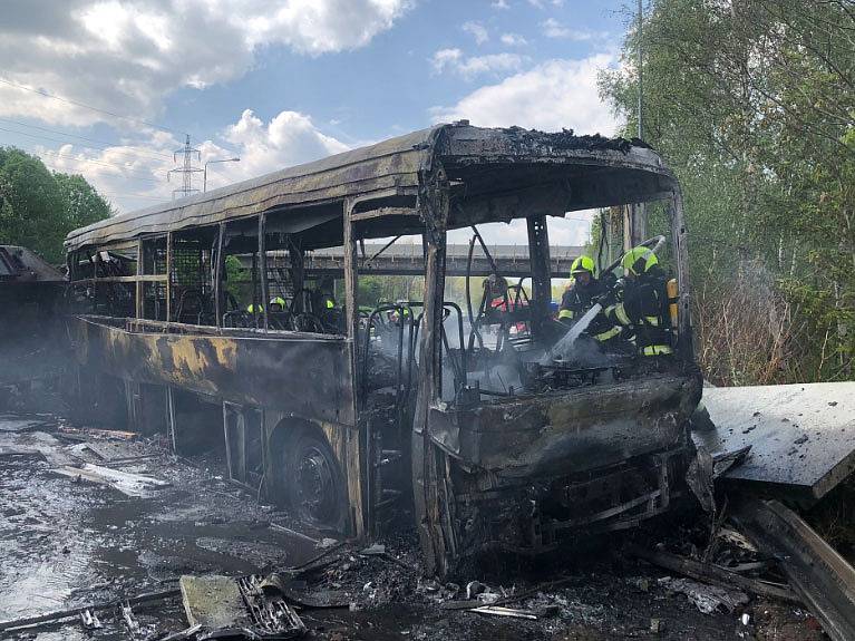 Při nehodě autobusu a kamionu s návěsem na Pražském okruhu došlo k velkému požáru a zemřel člověk.