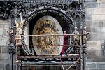 Památkáři demontovali 25. května kalendárium orloje v rámci rekonstrukce věže Staroměstské radnice v Praze.