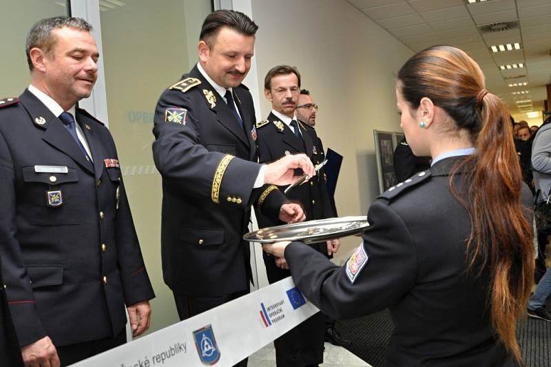 Nové operační středisko doplněné i speciálními místnostmi pro krizové řízení bylo ve čtvrtek 19. listopadu 2015 slavnostně otevřeno na pražském policejním prezidiu.