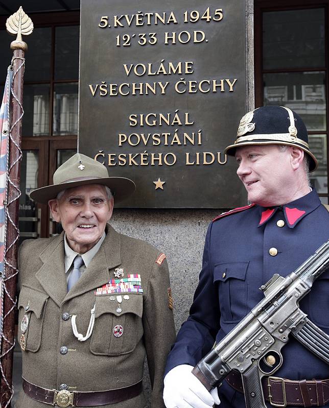 U rozhlasu mají pamětní desku dosud neznámí obránci z roku 1945.