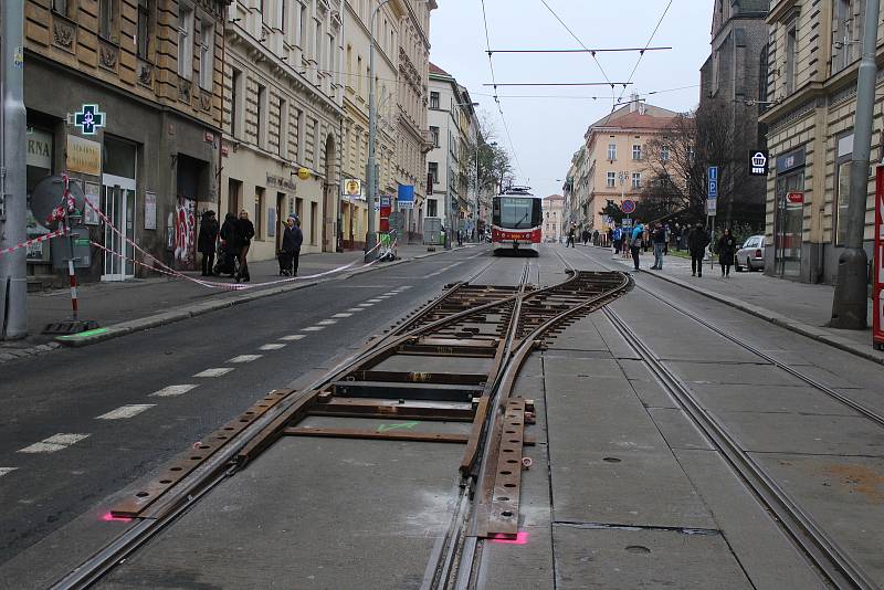 Výluka tramvají v Seifertově ulici v Praze 3 - havarijní oprava vodovodu.