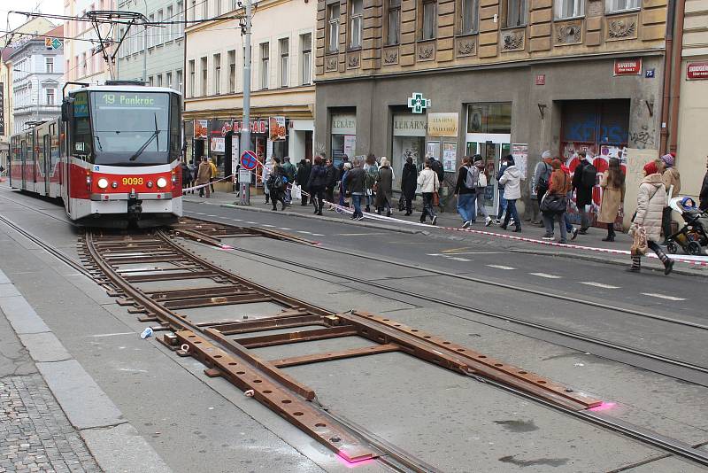 Výluka tramvají v Seifertově ulici v Praze 3 - havarijní oprava vodovodu.