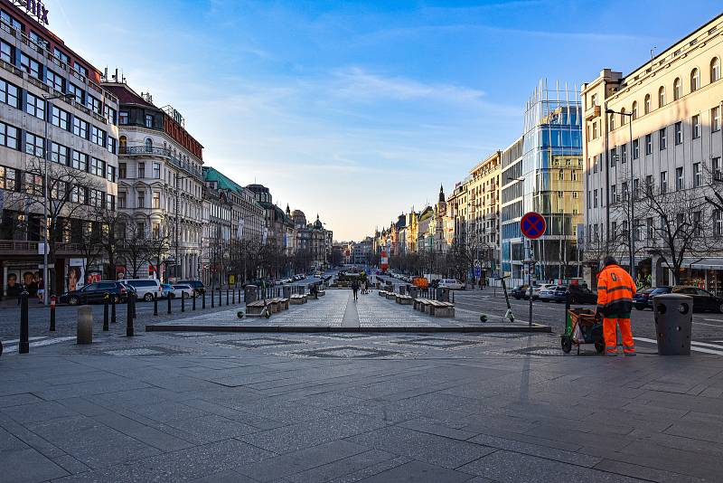 Prázdné ulice Prahy a lidé s rouškami 18. března 2020. Václavské náměstí.