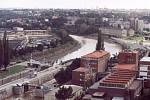 Povodně z roku 2002 v Praze. Zdymadlo Podaba před kulminací hladiny řeky Vltavy.