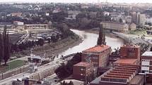 Povodně z roku 2002 v Praze. Zdymadlo Podaba před kulminací hladiny řeky Vltavy.