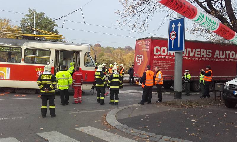 Střet tramvaje s kamionem. 