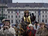 Tradiční Tříkrálový průvod prošel 5. ledna 2014 na Hradčanech v Praze. Předcházela mu mše, kterou sloužil kardinál Duka pro koledníky.