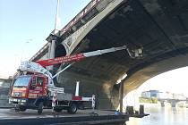 Odborníci začali diagnostické práce, které by měly pomoct opravě Hlávkova mostu.