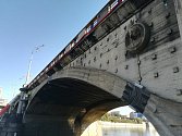 Odborníci začali diagnostické práce, které by měly pomoct opravě Hlávkova mostu.