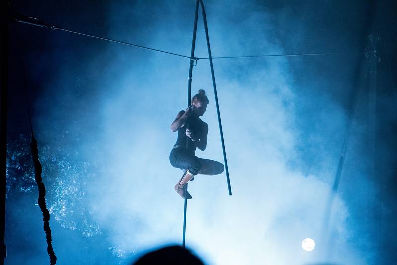 Festival adrenalinově zahájila provazochodkyně Johanne Humblet, která na Open Air scéně vysoko nad hlavami diváků zdolává jeden risk za druhým. Za své vystoupení sklidila bouřlivý potlesk, diváků sedících na zemi v trávě arény pod širým nebem. Vystoupení 