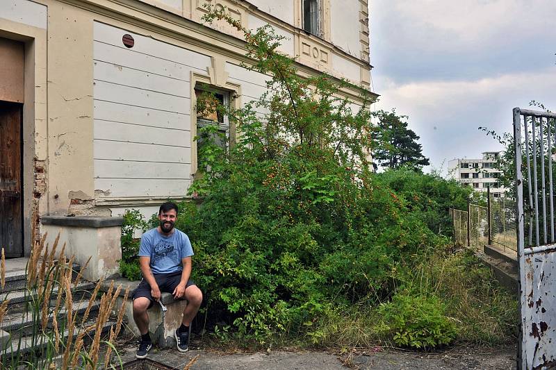 Petr Globočník a další aktivní lidé se rozhodli vybudovat komunitní zahradu v prostorách chátrající vily v sociálně vyloučené lokalitě.