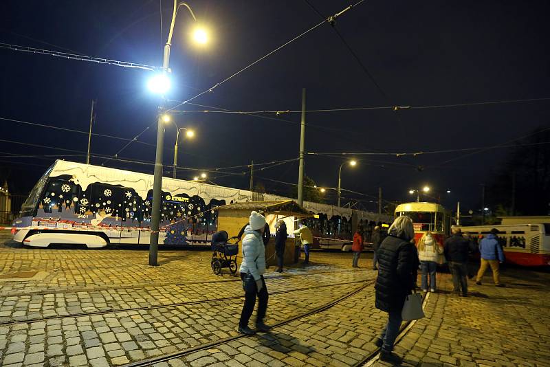 Vánočně nazdobené tramvaje v Praze.