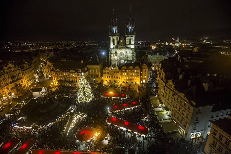 Na Staroměstském náměstí v Praze se 28. listopadu pod zvýšeným dohledem policie rozsvítil vánoční strom a začaly vánoční trhy.