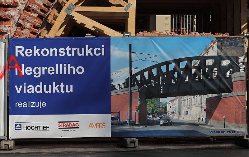 Jeřáb sundal z Negrelliho viaduktu ocelový most.