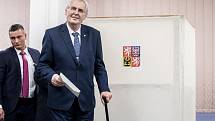 Prezident Miloš Zeman se svou ženou Ivanou volili 12. ledna na pražských Lužinách v prvním kole prezidentských voleb.