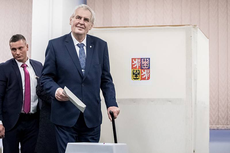 Prezident Miloš Zeman se svou ženou Ivanou volili 12. ledna na pražských Lužinách v prvním kole prezidentských voleb.