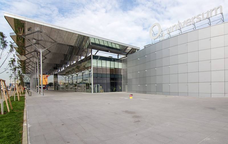 Vedle pražské O2 areny bylo dokončeno mutlifunkční hala a kongresové centrum s názvem O2 universum.