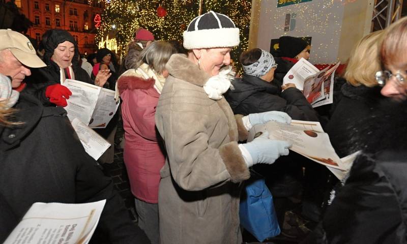 Česko zpívá koledy na Staroměstském náměstí