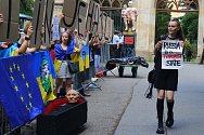 Akci na podporu Ukrajiny a proti (pro-)ruskému zlu uspořádala skupina Kaputin u brány velvyslanectví.