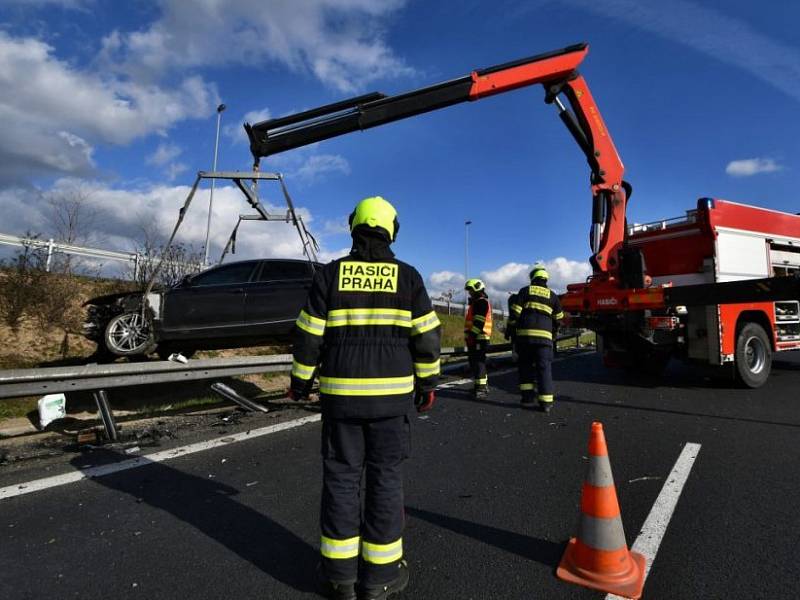 Audi vyjelo z nájezdu na Pražský okruh, porazilo lampu a nabouralo do svodidel. Řidič z místa nehody utekl.