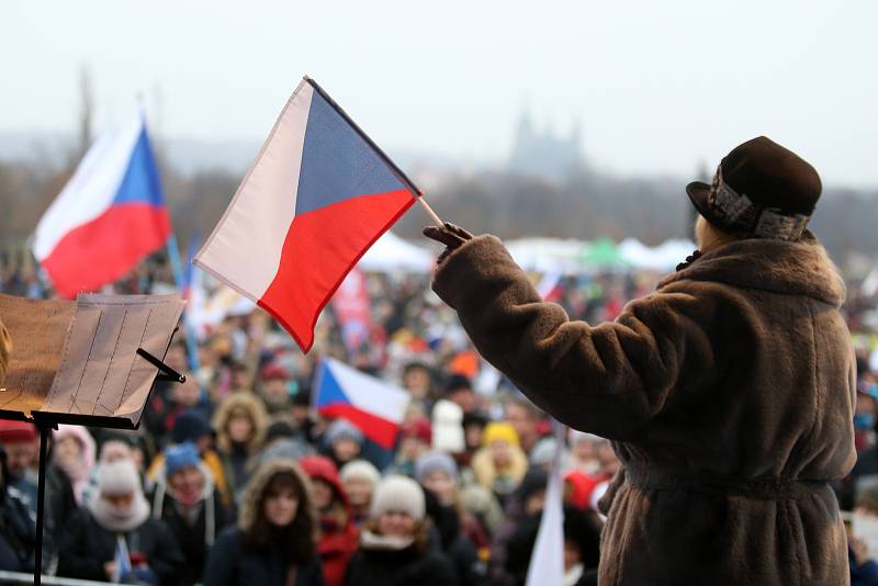 Na pražské Letné se sešly v neděli 28. listopadu 2021 tisíce odpůrců protiepidemických opatření.