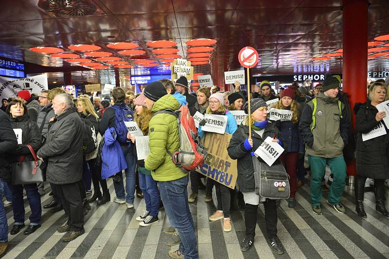 Demonstrace za odstoupení Andreje Babiše. Lidé se po skončení programu na Václavském náměstí vydali na Hlavní nádraží. - 10. prosince 2019