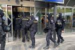 Policie hlídkuje na hlavním nádraží v Praze kvůli protivládní demonstraci.