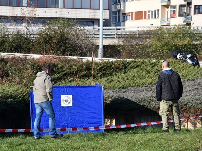 Pražští kriminalisté prověřují okolnosti úmrtí neznámého muže v blízkosti stanice MHD Vltavská.